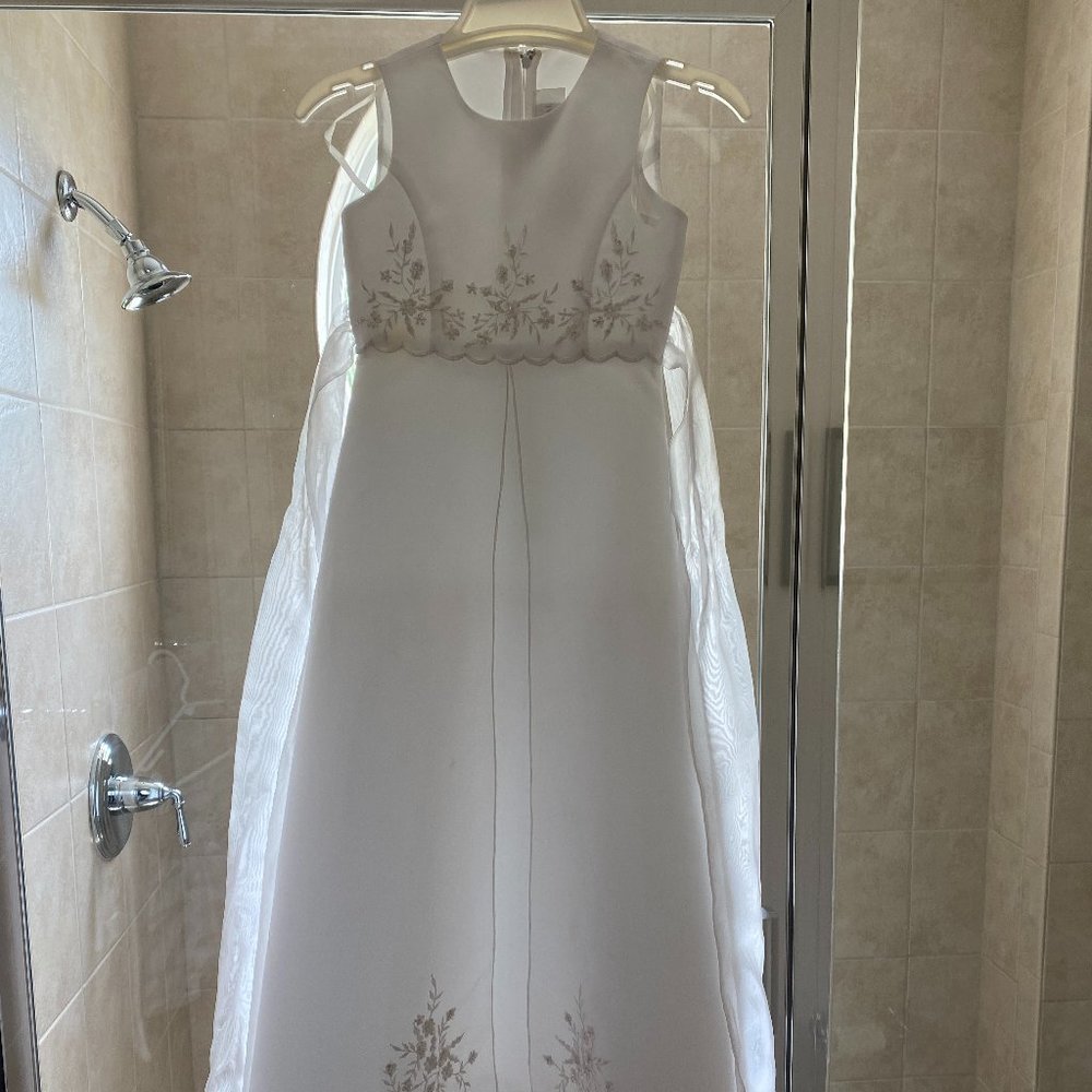 David's Bridal Size 7 Style E1006 Color White